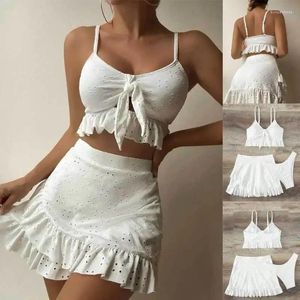 Biquíni sexy de roupas de banho feminina Três peças Ruffles Hollow Out Swimsuit Women Set With Skirt Bra Thong Panties Tamanho 2024