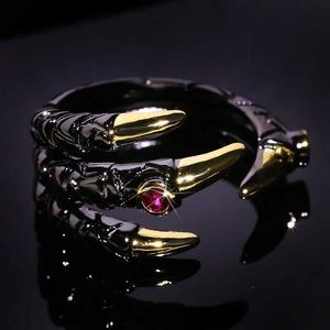 Bandringar Vintage Metal Dragon Claw Ring för män Personlighet Punk Två ton inlagd Pink Zircon Demon Party Jewelry H240425