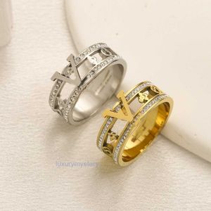 Projektanta markowe pierścionki z literami Kobiety złoto sier platowane kryształowe stal nierdzewna miłosna biżuteria ślubna