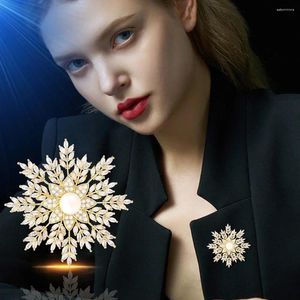 Brooches Brooch For Women Snowflake Pearl Zircon Inlaid Pin Clothing Catwalk Accessories Exquisite Copper Jewelry Christmas Gift