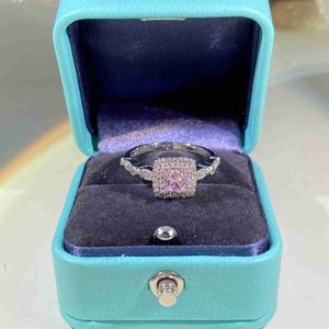 Китайский роскошный дизайнерский дизайнерский дизайнерский дизайн циркона кольца для женщин сладкий классический большой квадратный розовый камень аниллос ногтя