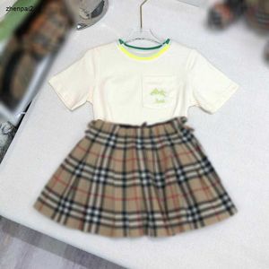 豪華なプリンセスドレスキッズトラックスーツベビー服サイズ100-150 cm刺繍ロゴTシャツと格子縞のデザインショートスカート24april