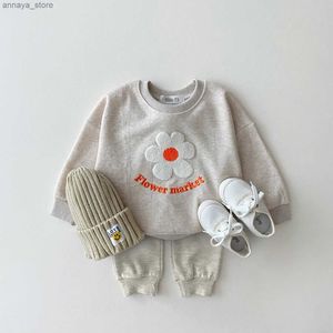 Наборы одежды 2024 девочки устанавливают Kid new Fashion Sweet Flower Tops Whotshirts и свободные удобные хлопчатобумажные брюки 2 %