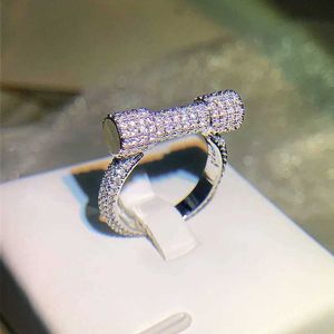 Кольца Band Creative Luxury Full Diamond Geometric Ring 925 Серебряный темперамент с серебряным темпераментом с закрытым человеком.