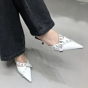 Terlik 2024 Tasarım için Kadın Yaz Moda Metal Tokası Yüksek Topuk Ziyafet Zarif Saçyolu Bayan Elbise Toe Cap Sandals