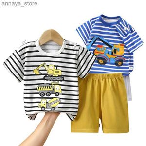 T-shirts% 100 yumuşak pamuk şerit kısa kollu tişört+şort 2 parçalı yaz bebek erkek bebek karikatür araba pijama gündelik giysiler takım elbise 0-6 yıl2404