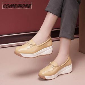 Stövlar Fyra säsonger Nya sportkvinnkilklackar Plattform Satning Loafers Solid Color Thick Soled Student Casual Sneakers Slipon