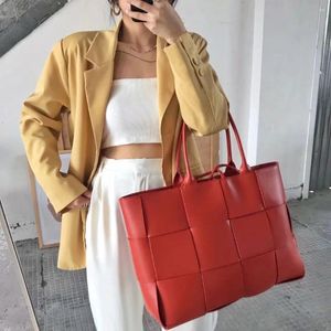 Shoulder Bags 2024 Ladies Woven Large PU Leather Clamshell Personality Wild Messenger Bag Fashion Trendy Luxury Handbag