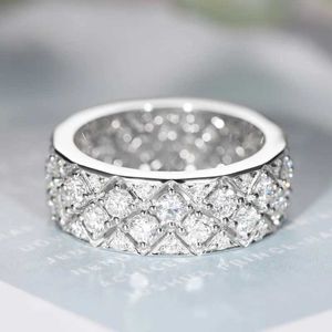 Кольца группы Super Flash Luxury White Gold Prismatic Ring Ring Exquisite Square Full Diamond Fashion Women Party Part H240425