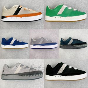 2024 Fashion Summer Mens Womens Running scarpe addestrars squalo pane classico stile grigio quartiere neri allenatori bianchi rosso NTR