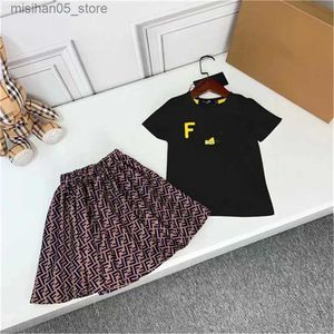 Roupas Conjuntos de roupas Roupas Designer infantil Classic Brand Baby Girls Clothes Cetter Letter Skirt Skort Terne Childrens 2 Cores de alta qualidade B03 Q240425