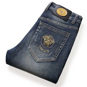 Jeans designer per maschi primaverili e autunno quattro stagioni jeans tendenza piccola elastici elag blu casual blu medusa pantaloni di moda ricamato