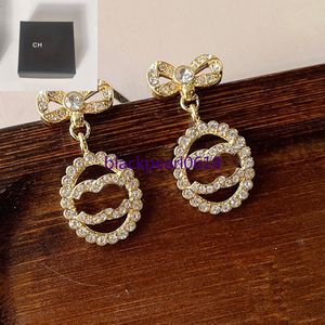 Klassiker Bow Designer Pearl Diamond Stud Earrings Varumärkesbrev High-end 925 Silver Rostfritt stål örhänge Fashion Women Wedding Jewelry Birthday Present With Box