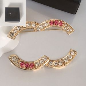 Hot Men Womens Designer Brand Broches Broches 18K Gold Bated Crystal Jewelry Broche Charm Pin 2024 Casar com Acessorie de presente de festa de Natal com caixa