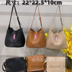 Totes 23 Autumn New Light Luxury Bucket Bag Single Shoulder Stor kapacitet Underarmväska med högt estetiskt värde samma franska mor och barnväska T240425