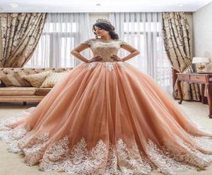 2021 Quinceanera bollklänningsklänningar keps ärmar Vita spetsar Appliqus Blush Pink Champagne Sweet 16 Court Train Plus Size Party Prom 3957897