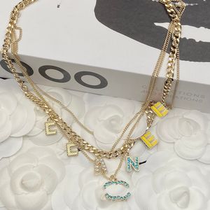 Bra sälja pärlkedjor högkvalitativa kopparmärke bokstav halsband designer halsband diamanthänge choker för kvinnor tjej valentiner engagemang smycken gåva