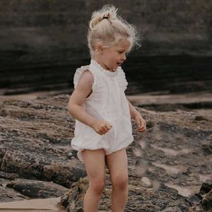 Rompers vintage lniane bawełniane bawełniane dziewczynki romper letnie marszki koronkowe bodysiut niemowląt dla maluch dziewcząt odzież dzieci kombinezon h240425