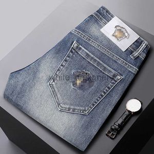 Designer jeans för herrens höstvinter nya jeans, mäns broderi av hög kvalitet nötkreatur smal passar små fötter elastiska mäns slitage långa byxor medusa modebyxor