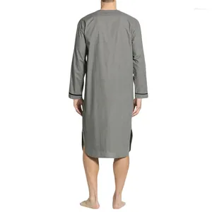 Mäns sömnkläder män v-ringning linne mantel rullar upp kort ärm solid lång nattklänning avslappnad löst skjorta kaftan thobe med fickan
