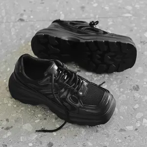 Sıradan ayakkabılar Kore tarzı erkekler moda nefes alabilen platform marka tasarımcısı kare ayak parmağı ayakkabı sokak spor ayakkabıları siyah şık ayakkabı