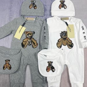 Designers baby rompers barn designer kläder pojkar flickor romper hatt set nyfödd barn jumpsuit söt 100% bomull barn bodysuit onesie kläder cxd2404256-6