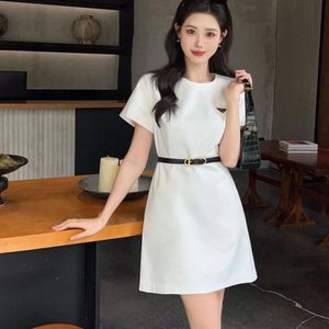 24 Verão novo cós de ponta de ponta da moda de mangas curtas no pescoço redondo elegante vestido branco sofisticado com cinto grátis