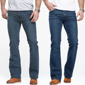 Мужские джинсы с вырезанными джинсами слегка расщепляются синими черными брюками.