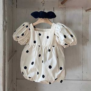 Rompers 2 PCS Baby Girls Polka Dots Romper + Bow Headband Soft Breseable Infant Short Puff Slee Jumpsuit 0-24mths新生児服H240425