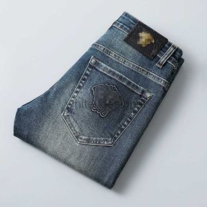 Designer jeans för herrens höstmodemärke jeans män leggings smala passform tjock europeisk broderi medusa blå byxor lyxiga herrkläder