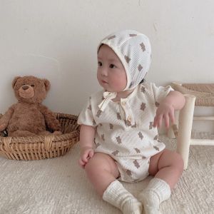 Enstycken 2023 Ny baby sommar kort ärm bodysuit söt björn tryck pojke bomull våffla jumpsuit mode floral onesie spädbarn kläder