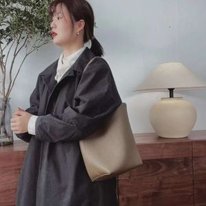 Tote Genuine Leather Large Capacity Commuter The Row Bag Litchi Grain Cow Leather One Shoulder Handbag Casual Bucket Bag Women BUEW