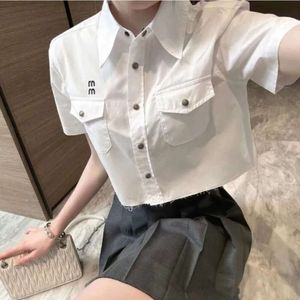 2024 Summer Womens Set Designer Skirt Set White Shirt Scapa a pieghe a due pezzi camicie corte per camicie corte JK886