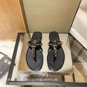 Slide Miui Channelism Sandaler Chlooe Summer Liten Clip Toe Chain Herringbone Slippers Fashion Casual Flat Bottom Hundred Pagoda Fairy Womens Flat Slippers