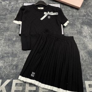 fashion skirt set two piece set women designer luxury style pearl bow brooch design knitted short sleeved top pleated skirt knitted suit