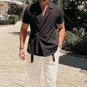 メンズカジュアルシャツ夏のソリッドカラー男性半袖シャツラペルストラップフレンチエレガントな紳士ゆるいレースアップコットントップス衣類