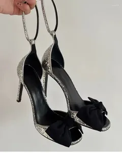 Sandali glitter argento a punta di punta decorazione con fibbia caviglia cinturini tacchi tacchi covono tallone vuoto estate da donna sexy scarpe da abbigliamento sexy