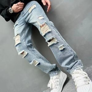 Herren tragen zerrissene Fit Jeans Streetwear modische blaue lässige lässige soziale Hip Hop Party Hochwertige Denimhose 240423