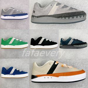 2024 NUOVI Uomo da donna Scarpe da donna Allenatori di squalo Stile di moda Grigio Negozio Black Red Traersoners White DGM