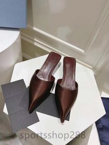 مصمم الكعب العالي Slingback Heels الفاخرة ذات الكعب العالي الكعب المدببة بمثلث حريري من الأزياء وأنيقة مصممة مصممة من الصنادل والكعب