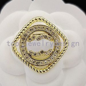 Charme feminino brooches letra de designer letra broches cristal pino pino de coração 18k Projeto banhado de ouro Broche masculino para feminino de roupas de pinos de roupa feminina joias