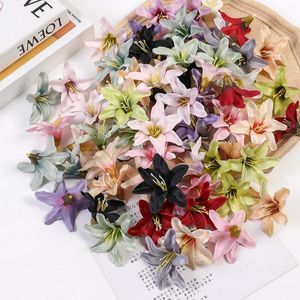 Flores decorativas 20pcs 7cm Lily Flor Heads Artificial for Diy Wedding Floral Acessórios de arranjos de Natal Decoração de casa Po adereços