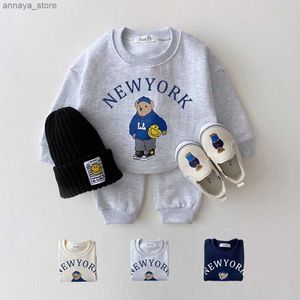 Giyim Setleri Kore 2024 Bebek Erkek Giyim Setleri Çocuklar Mektup Ayı Baskılı Uzun Kollu Sweatshirt + Jogger Pantolon Set Bebek Kız Spor Takım Newl2404