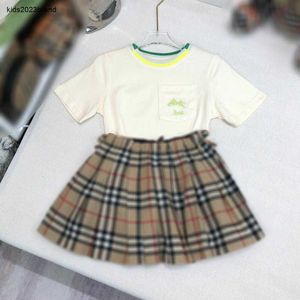 Neue Prinzessin-Kleid-Kinder-Tracksanzuiten Babykleidung Größe 100-150 cm bestickte Logo-T-Shirt und kariertes Design kurzer Rock 24APRIL