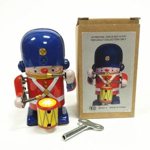 Coleção clássica engraçada relógio retrô enrolamento de metal a pé de metal banda militar robô brinquedo de brinquedos mecânicos crianças presentes 240424