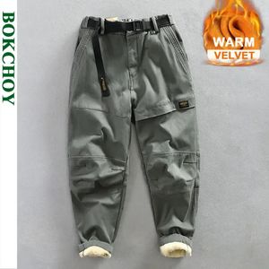 Autumn Winter Mens Cargo Velvet Pants Bolsa solta confortável Algodão macio Multi bolsos Retro Street Troushers AZ381 240412