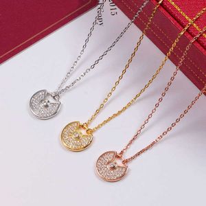 Colar Kaka Amulet 18K fêmea de ouro rosa feminino de diamante completo fã em forma de fã do ano primordial do céu estrela do céu