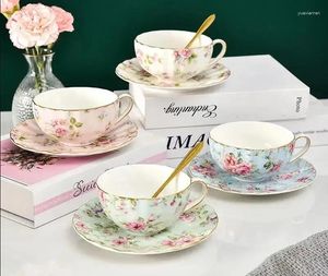 Xícaras picadas de flores Conjunto de chá Cerâmica Copa de café British estilo de alta qualidade China Golden Edge e pires com uma colher