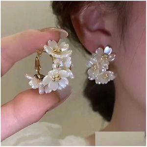 Stud 2024 Neue exquisite weiße Blumenspleischung der Reifenoopringe für Frauen Mode Geometrische Corean Trend Elegante Schmuckgeschenke Schön Dros Otkl5