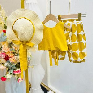 Kläderuppsättningar 2024 Sommarbarnskläder ärmlös o nacke prick halm hatt gul söt 2 bit designer flickor 4-7t